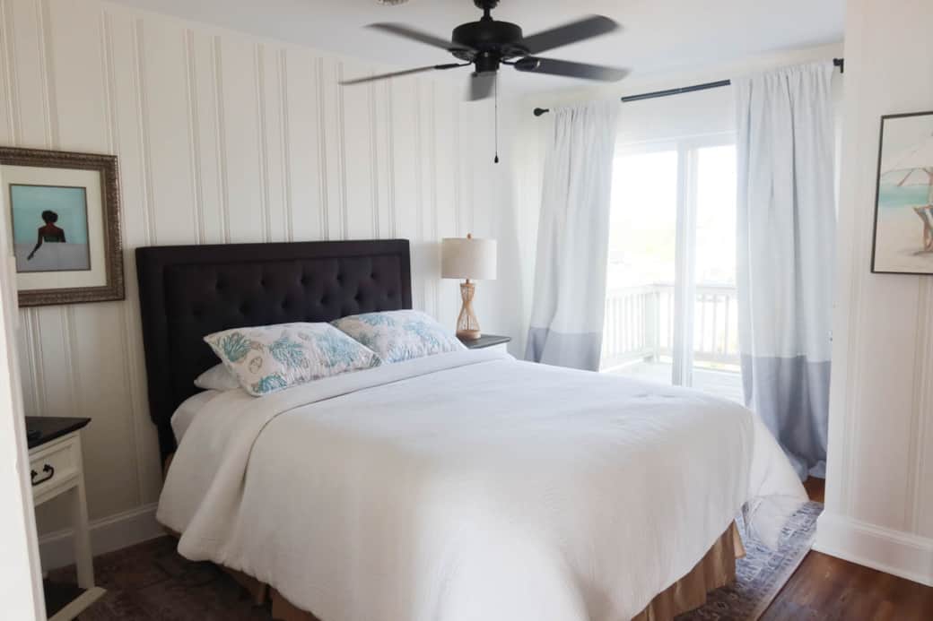 Guest room with queen bed