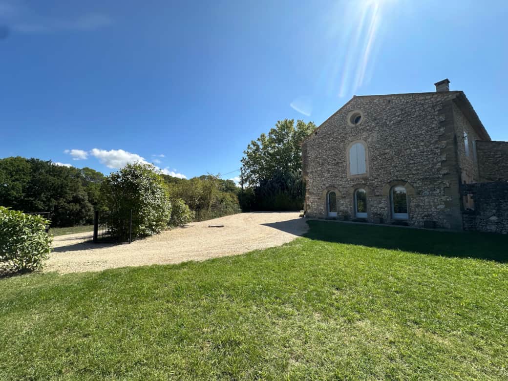 façade maison, chaise longues, jardin, terrain pétanque