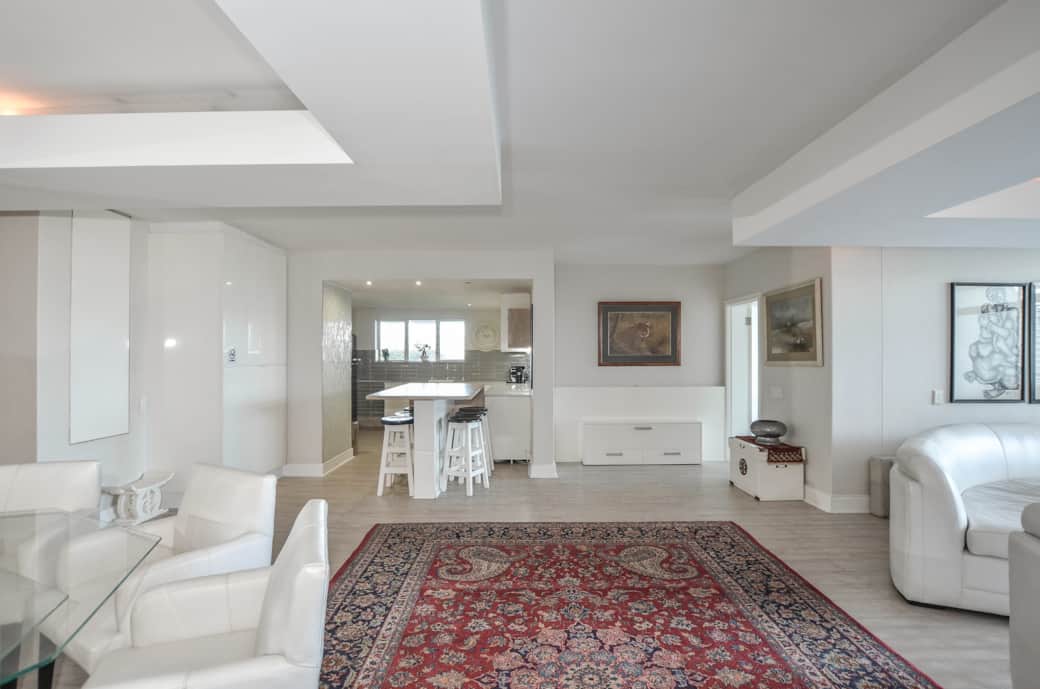 Area between Lounge and Dining Area Area between Lounge and Dining Area