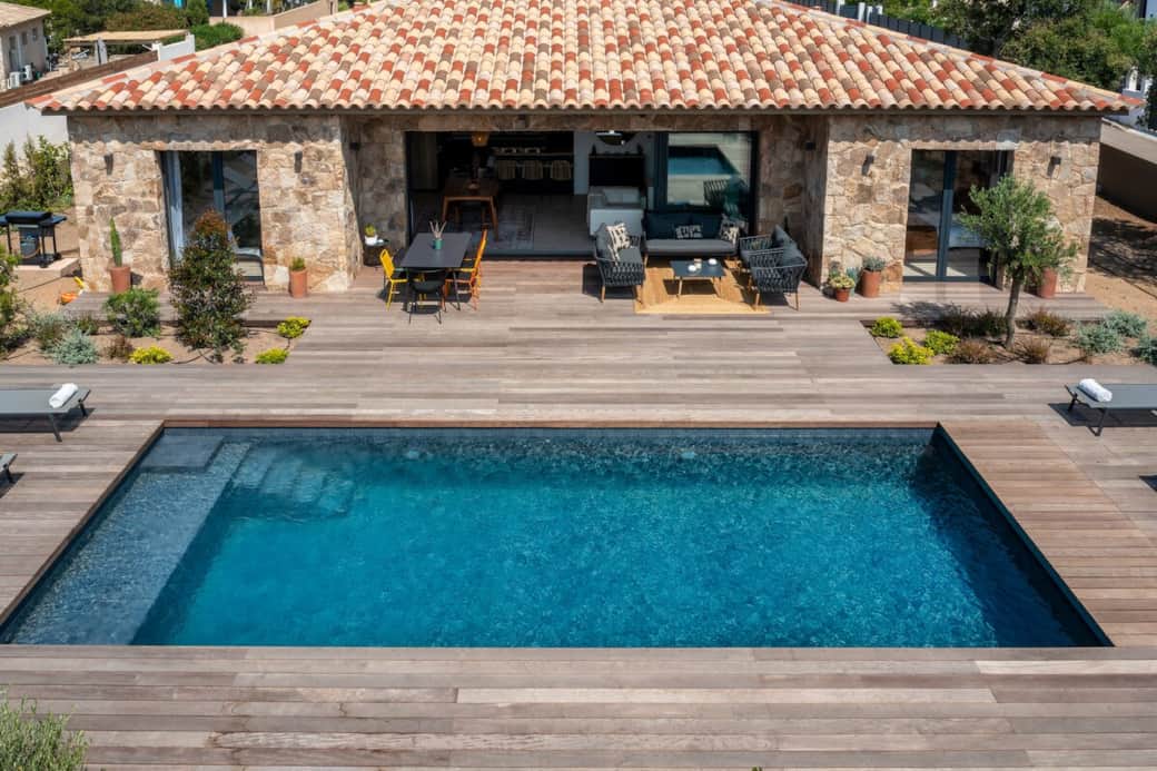Magnifique villa en pierre avec piscine privée, terrasse en bois et salon d’été