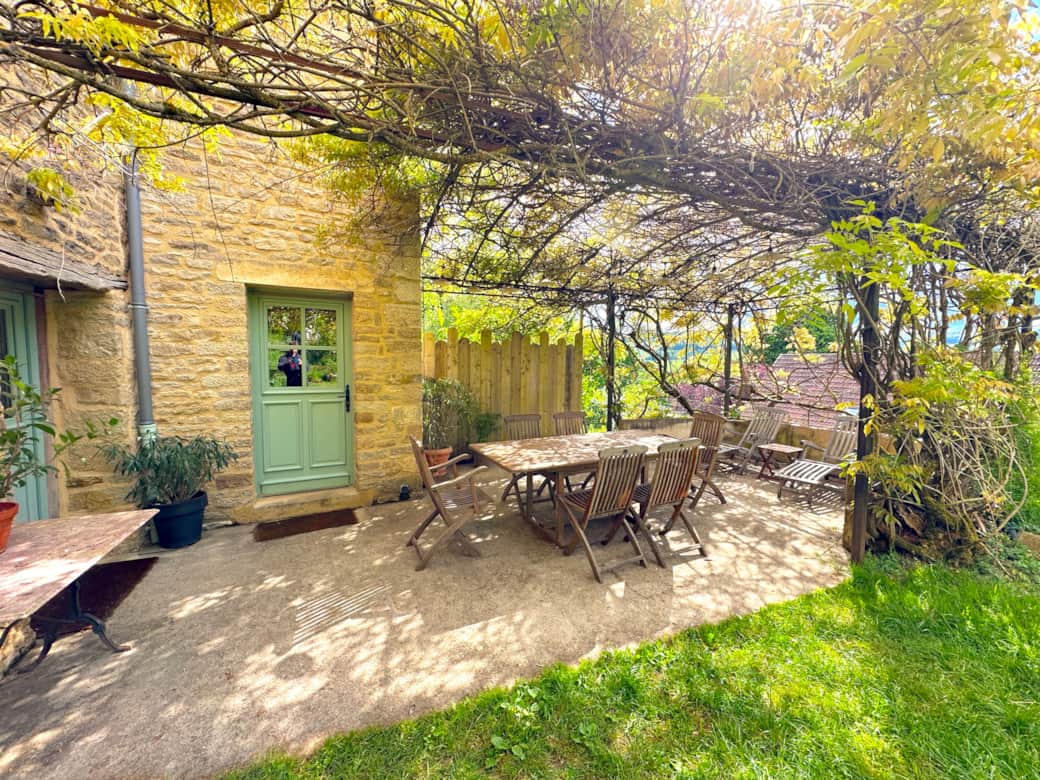 Terrasse patio gîte bourguignon clos de fougères