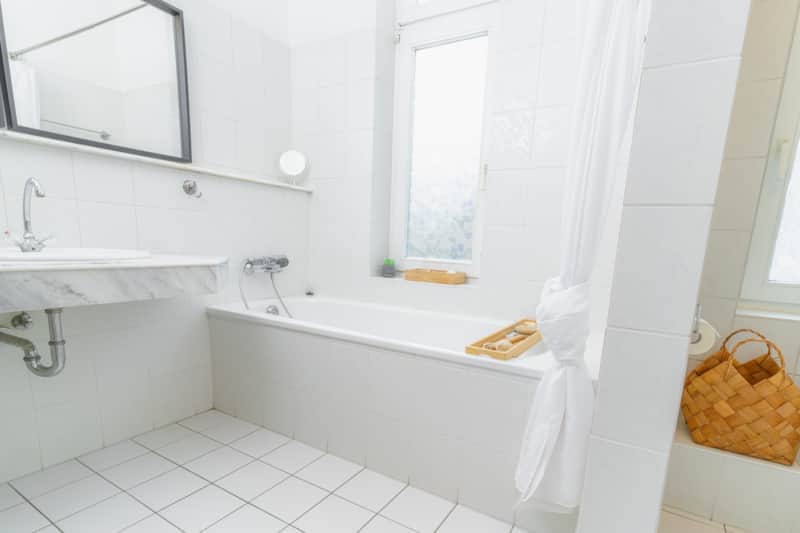 Badewanne in Badezimmer