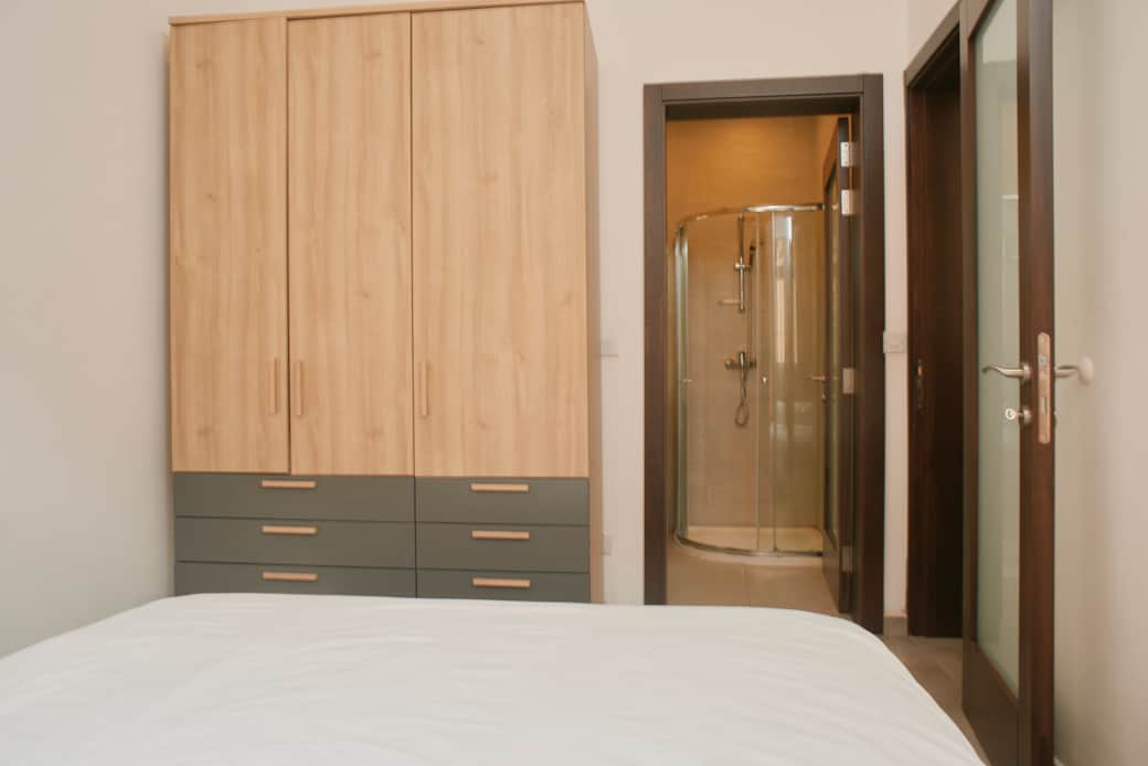Main bedroom w/ ensuite