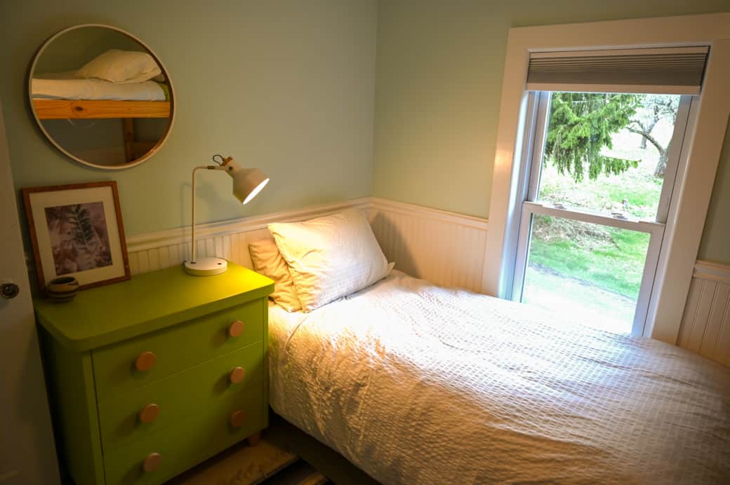 Kid's Room - 1 twin, 1 bunk bed with 2 twins