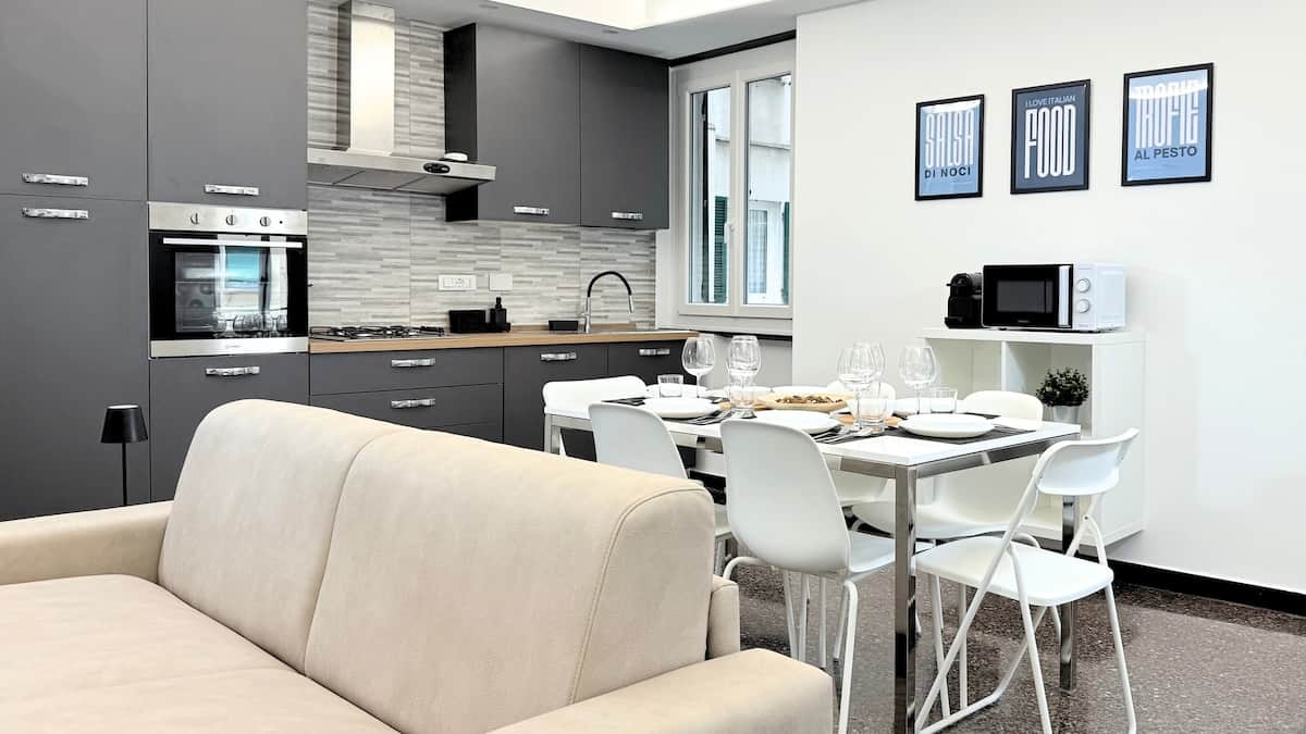 Ambiente conviviale e moderno, perfetto per cene in compagnia grazie a un ampio tavolo e cucina a vista!
