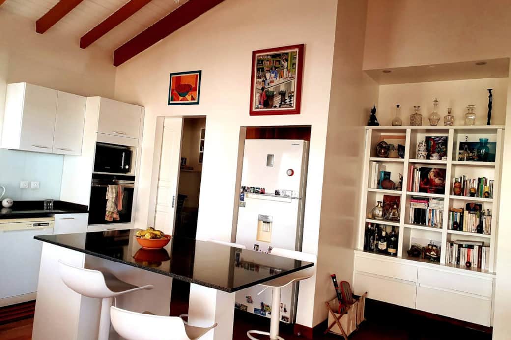 L´îlot central , la bibliothèque et le cellier L´îlot central , la bibliothèque et le cellier