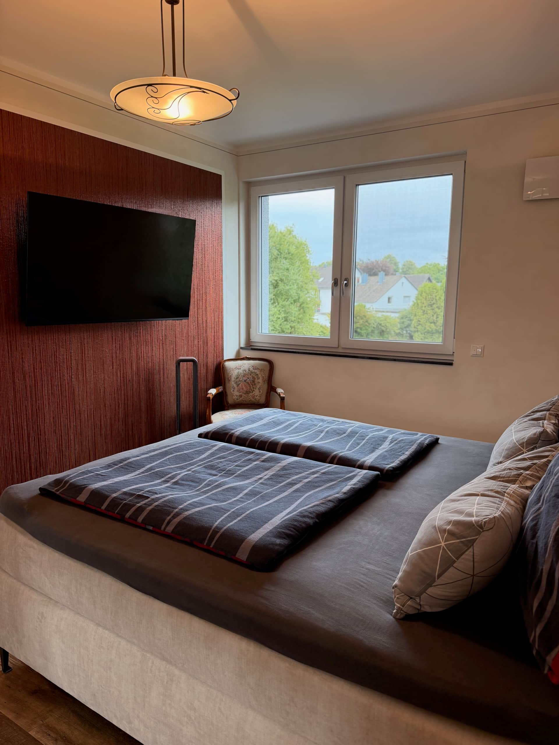 King-Size-Boxspringbett im Hauptschlafzimmer