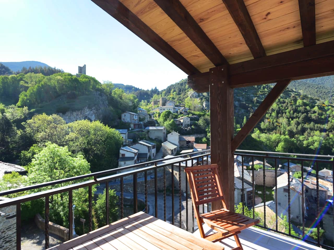 Terraza, vistas al pueblo, la torre de vigilancia y el castillo medieval