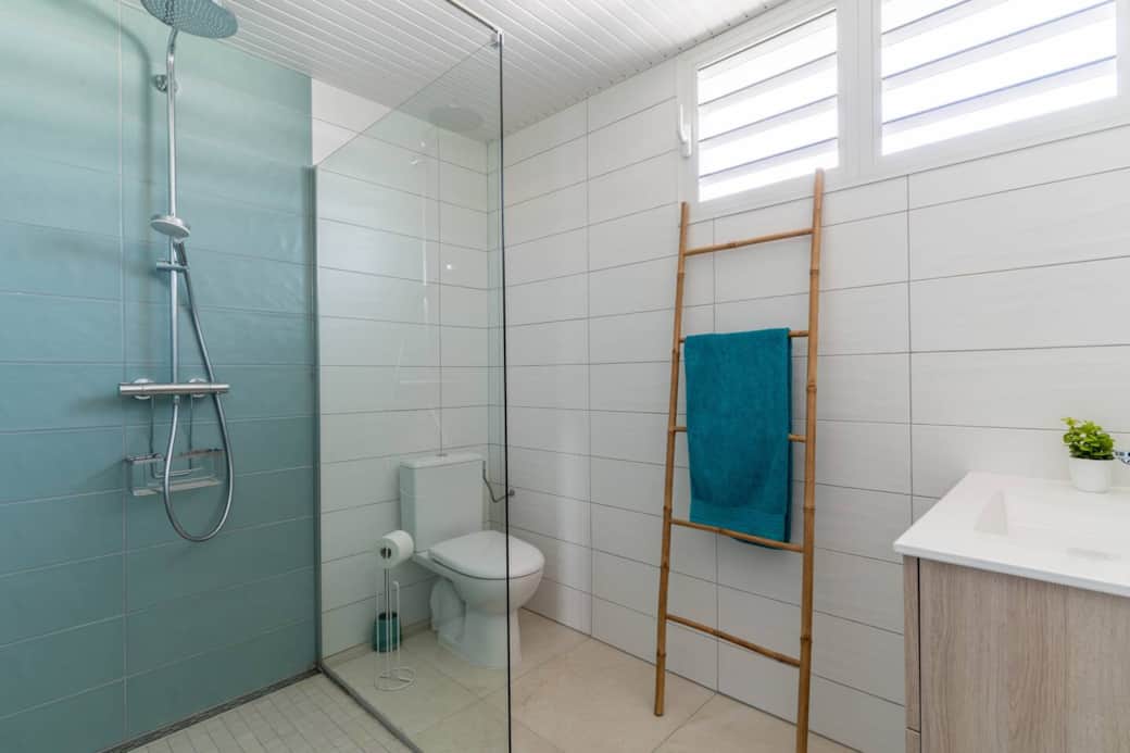 Salle d’eau moderne avec douche à l’italienne