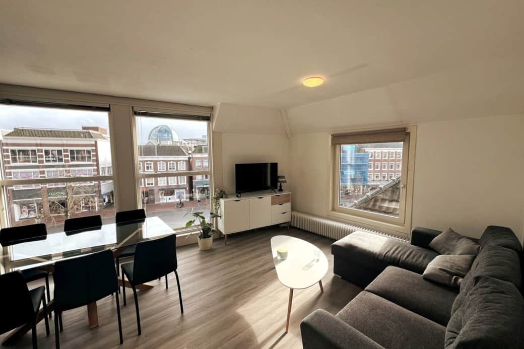Woonkamer met uitzicht over de Nieuwestad van (hartje centrum) Leeuwarden.