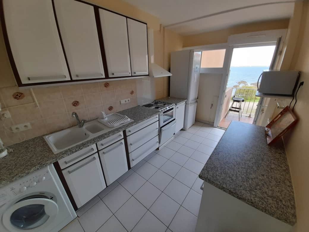 La cuisine et son barbecue avec son accès sur le balcon et la vue mer La cuisine et son barbecue avec son accès sur le balcon et la vue mer