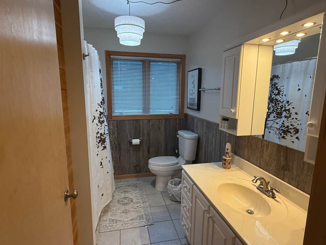 Main Full Bathroom with Tub/Shower Main Full Bathroom with Tub/Shower