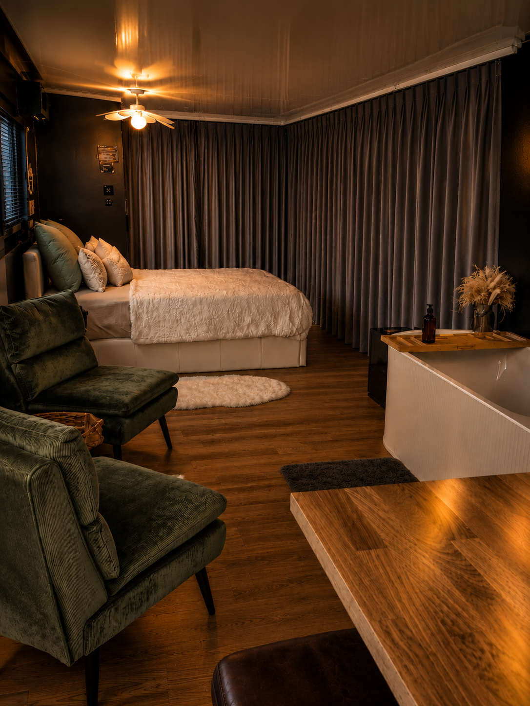 moon-river-houseboat-chambre-ensemble-fauteuils-baignoire.png