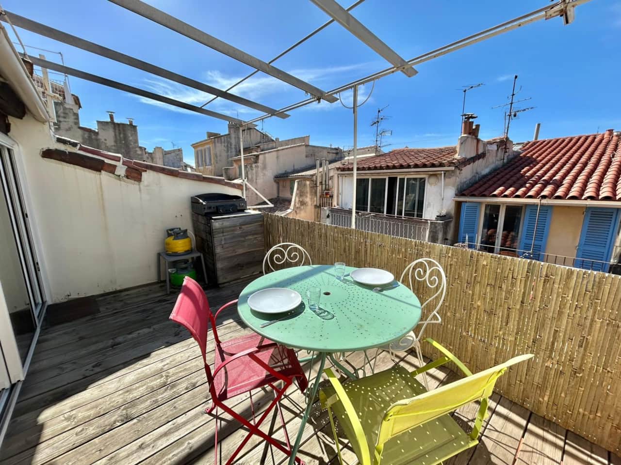Terrasse, table à manger, barbecue