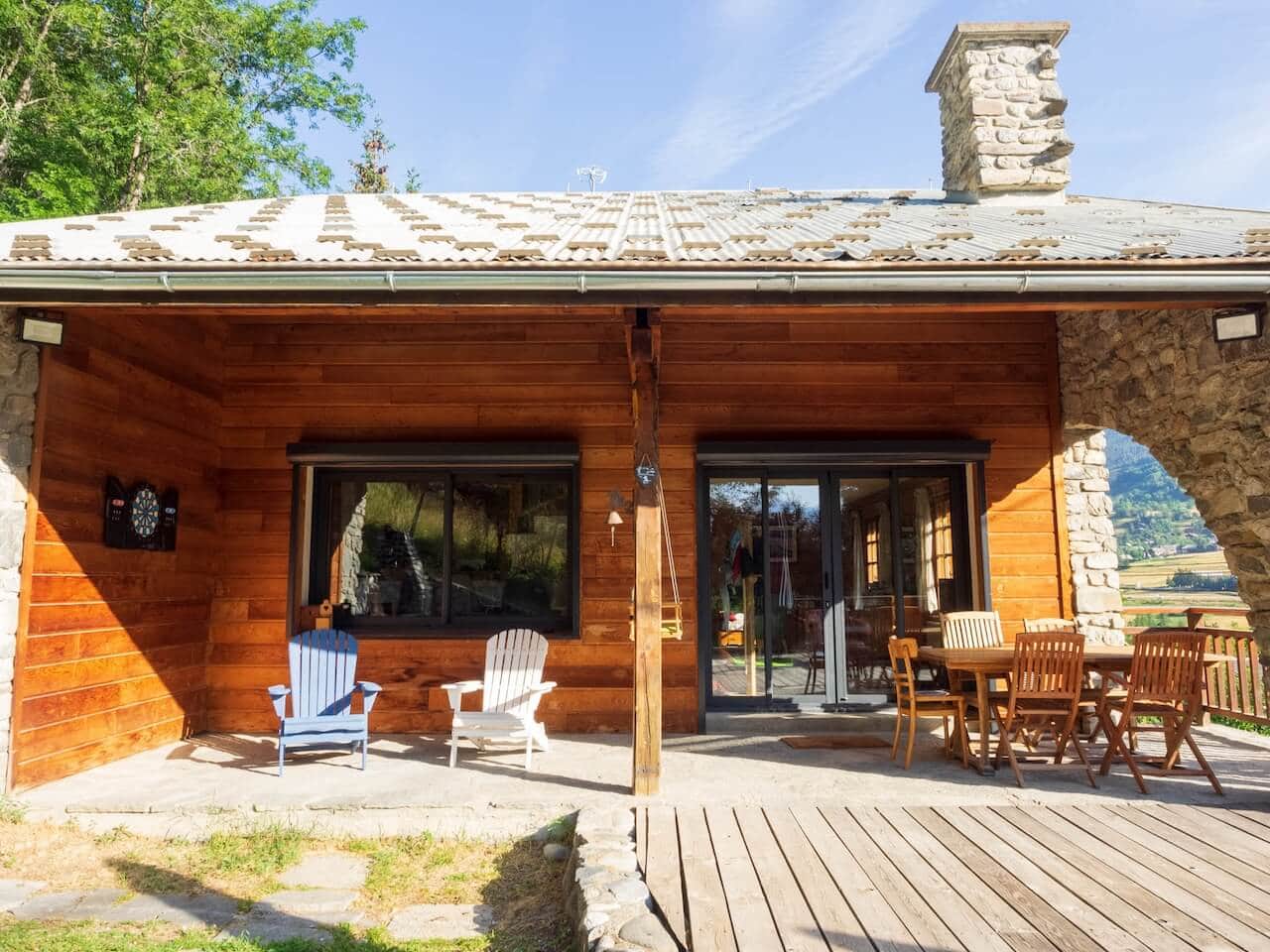 Terrasse du Chalet Mont Milo en été, Serre Chevalier Vallée