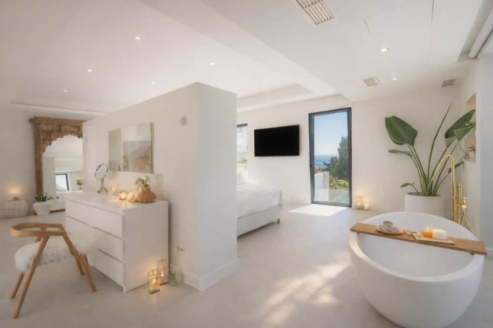 Master suite of Villa Luz Bliss with freestanding bathtub and sea view