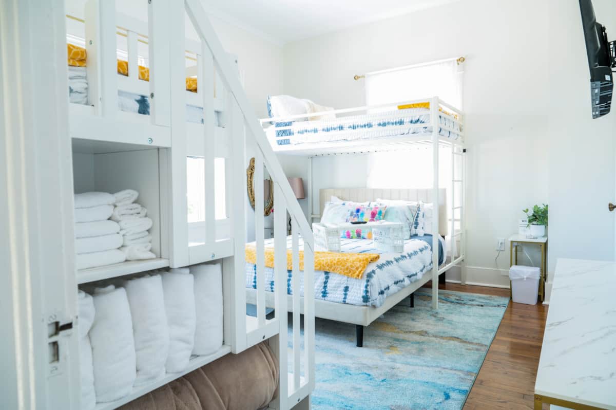bunk-beds-for-6-in-this-family-guest-room