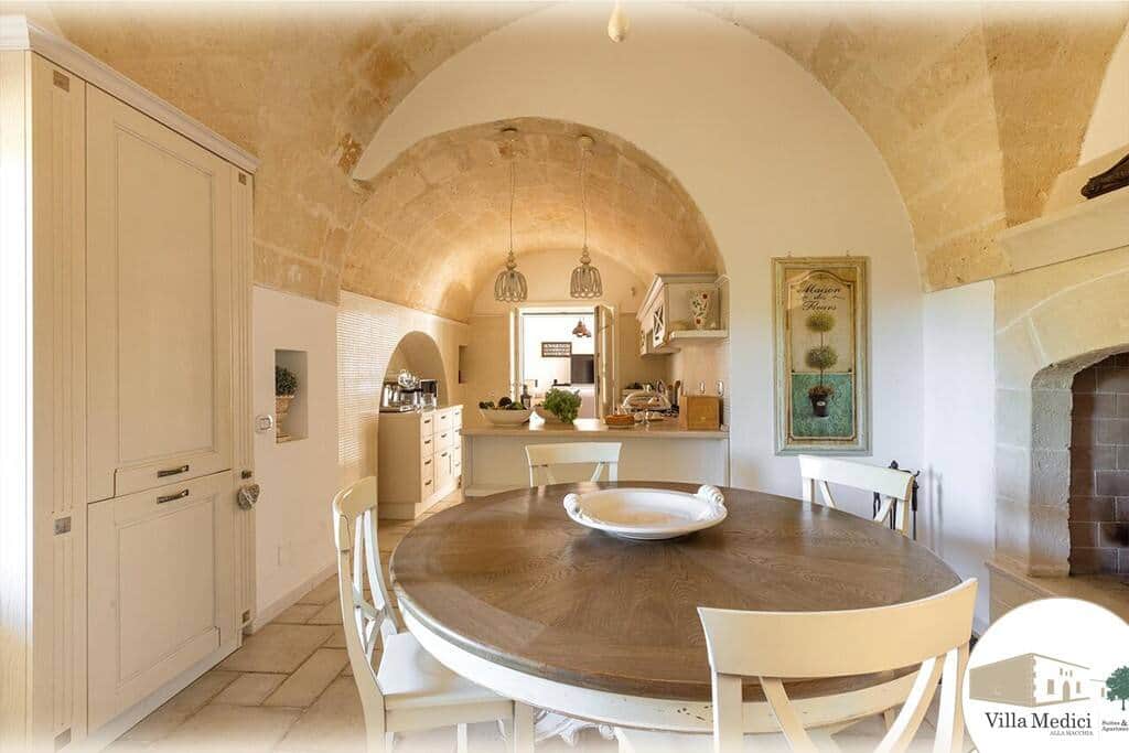 Magnifica sala da pranzo con angolo cottura e tavolata rotonda