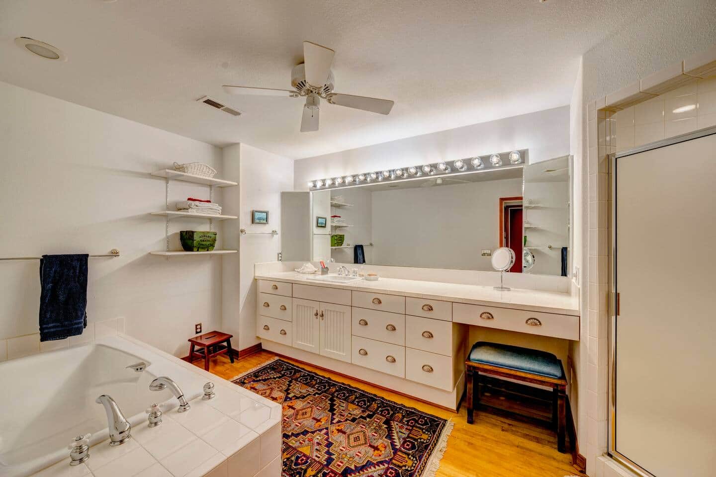 New York Store Suite private garage