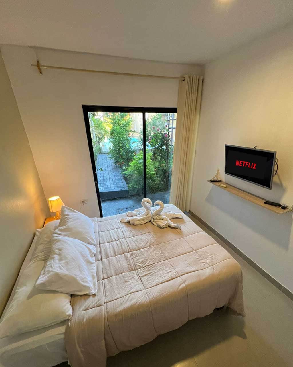 Cómoda habitación matrimonial con cama queen,  aire acondicionado, tv netflix, baño privado 