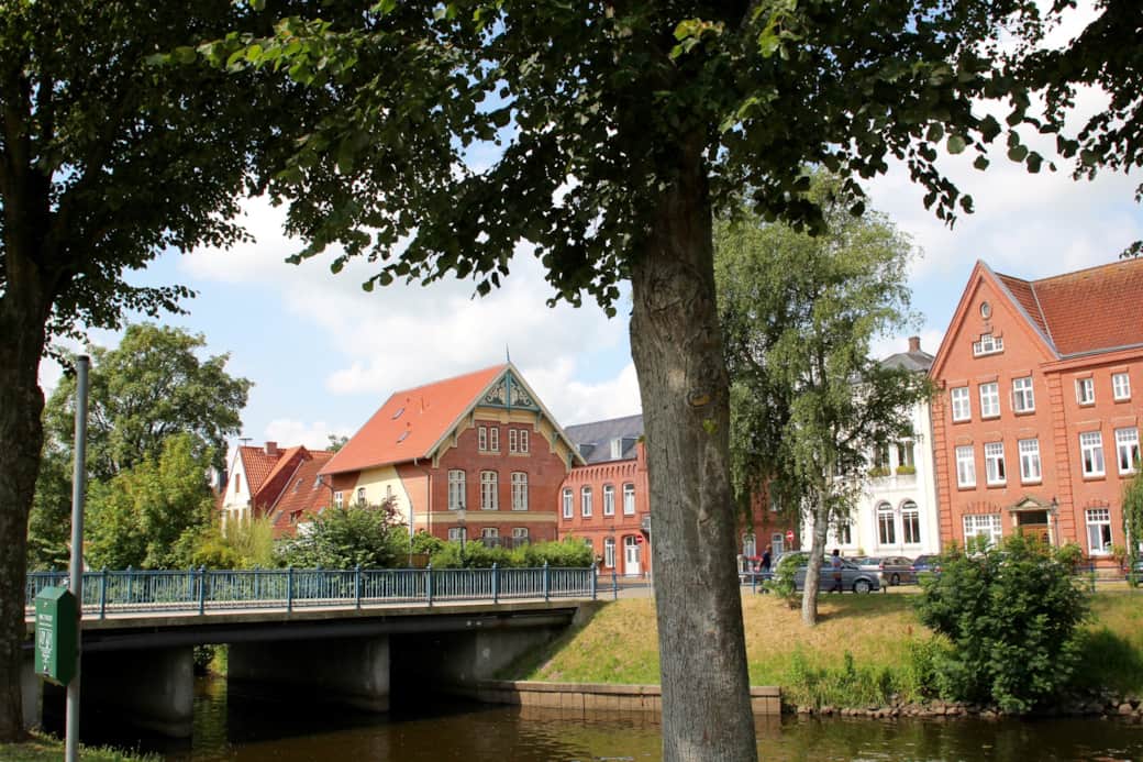 Blick über die Brücke zum Haus