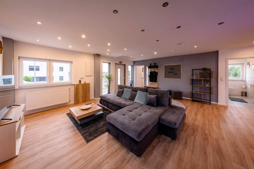 Die komfortable Couch lädt zum Chillen, Fernsehen oder Lesen ein