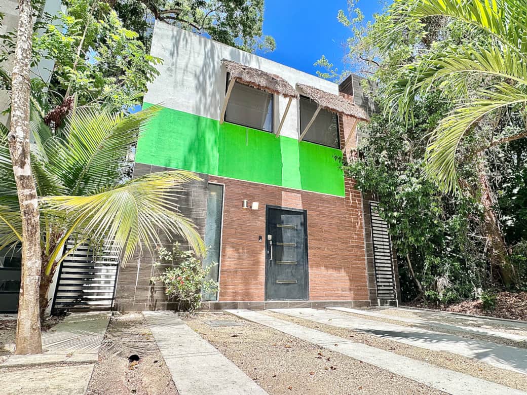 Tropical style two-story house, with workroom and patio, at 15 minutes from the beach