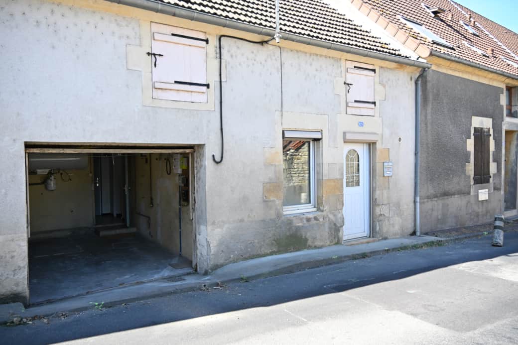Maison avec entrée indépendante, garage privé pour 2 roues et accès facile en voiture.