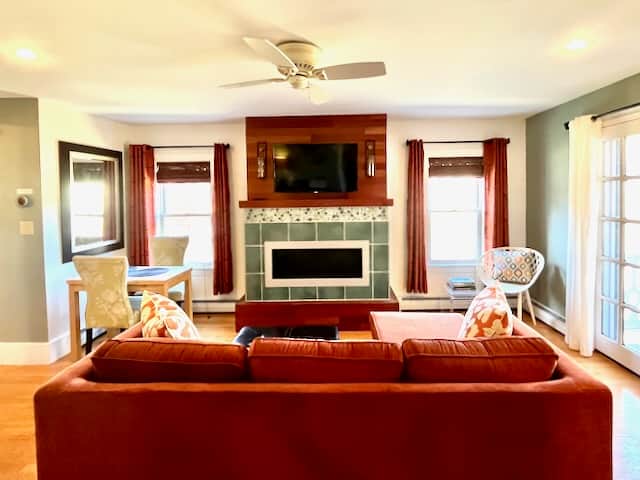 Comfortable living and dining room in this one bedroom apartment in Tannersville