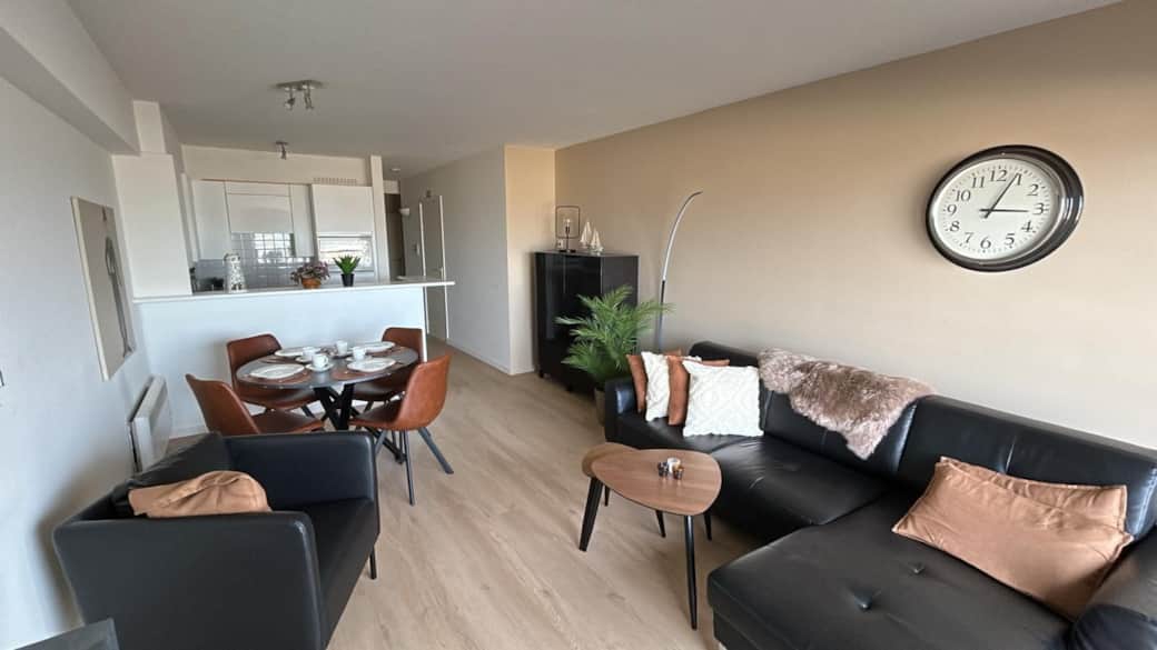 Eet- en zithoek met open keuken, wifi en digitale tv