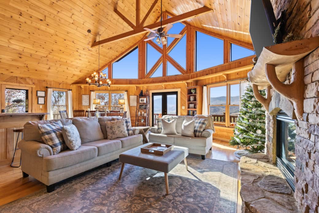 Chasing Views Main Cabin 3
