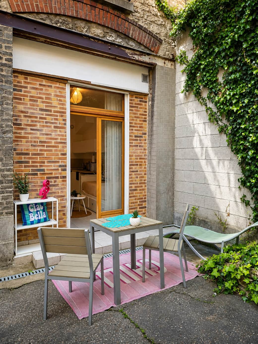 La table et les chaises sont à l’usage exclusif de l’appartement. La cour intérieure, quant à elle, est accessible à l’ensemble des locataires de l’immeuble. La table et les chaises sont à l’usage exclusif de l’appartement. La cour intérieure, quant à elle, est accessible à l’ensemble des locataires de l’immeuble.