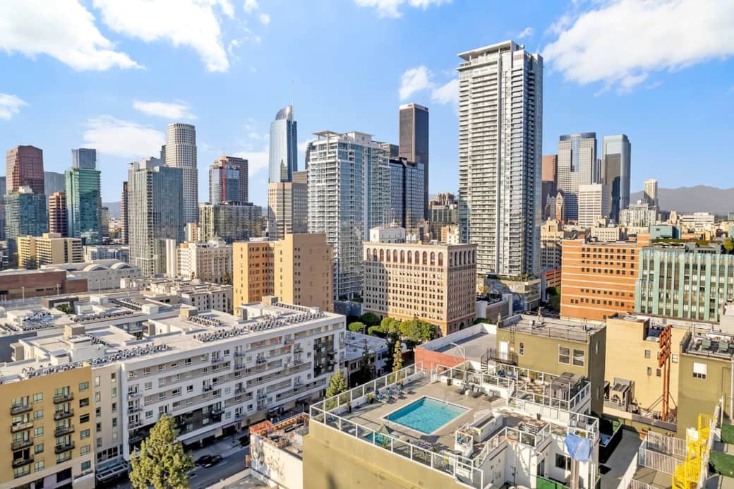 Panoramic bird's-eye views of the urban skyline, delivering an expansive and enchanting perspective.
