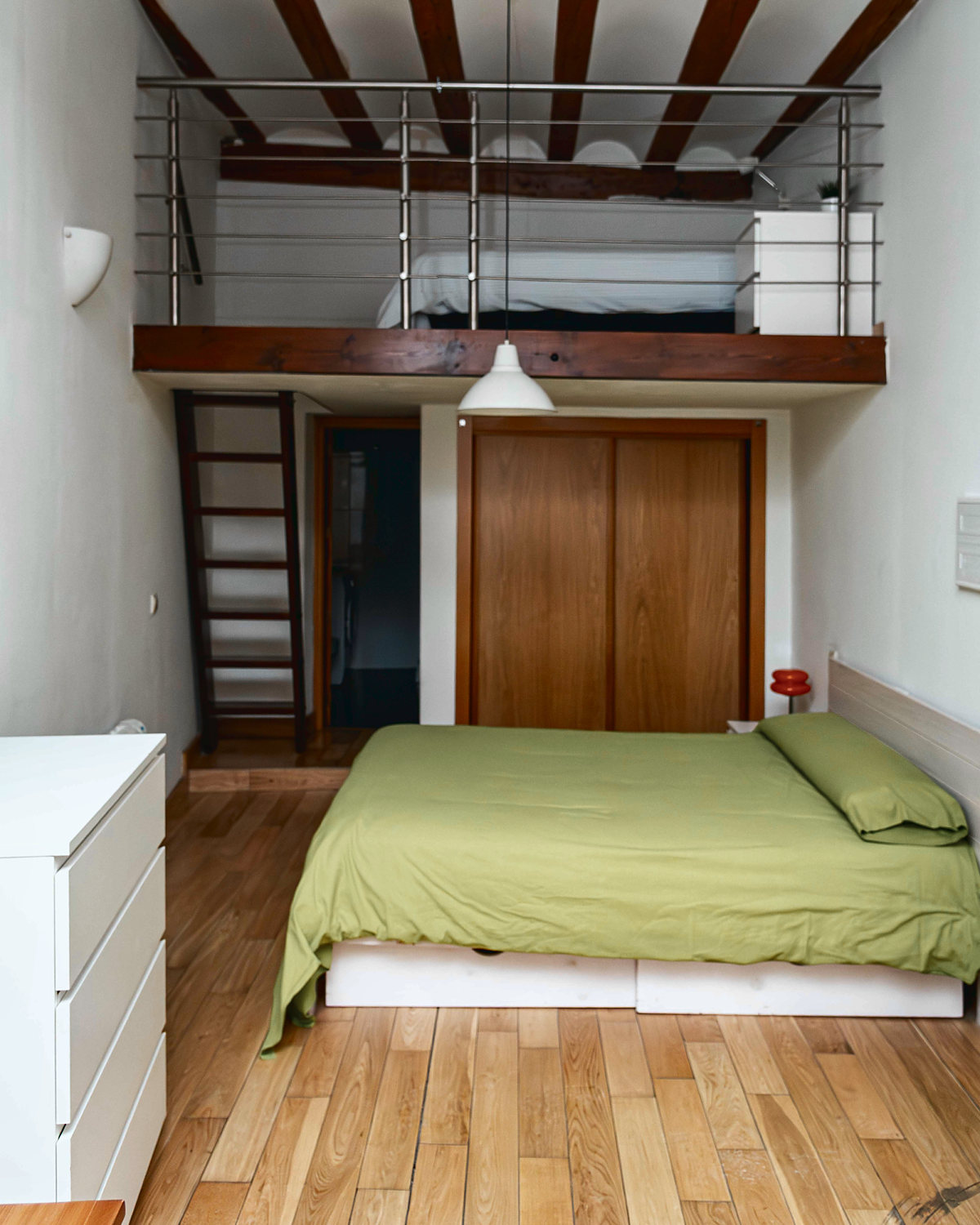 Estudio con altillo y vigas de madera