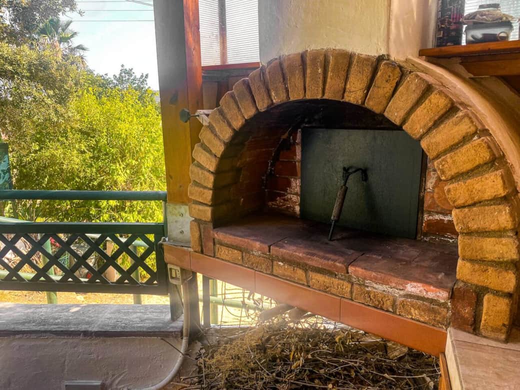 Forno a legna tradizionale per serate speciali. Perfetto per cucinare pizze, pane e pietanze al fuoco, immersi nel verde.