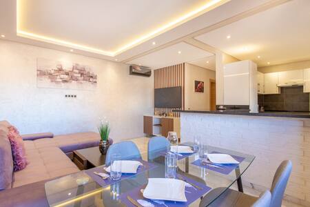 Astonishing Flat: Explore & Unwind in Style