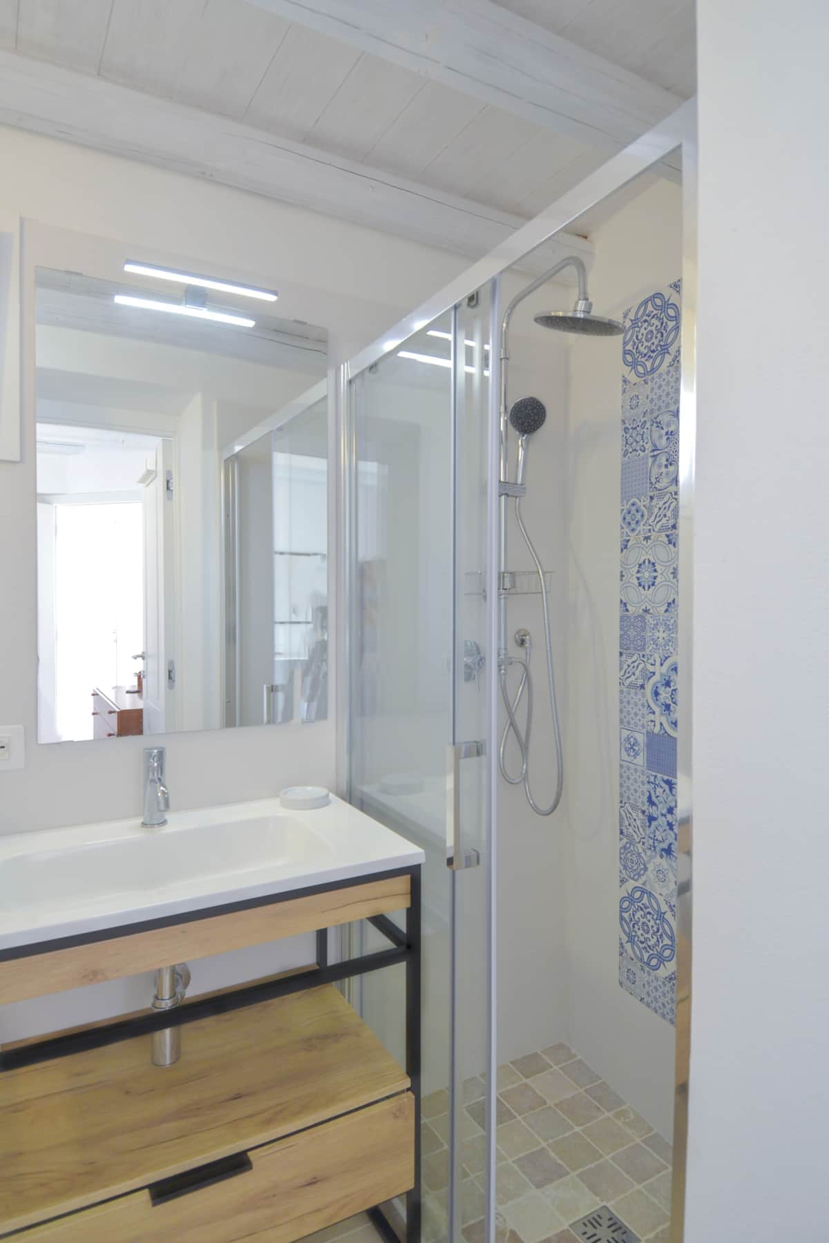Adriana - private bathroom with shower-wc-