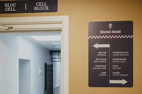 Sign hostel hedd Sign hostel hedd