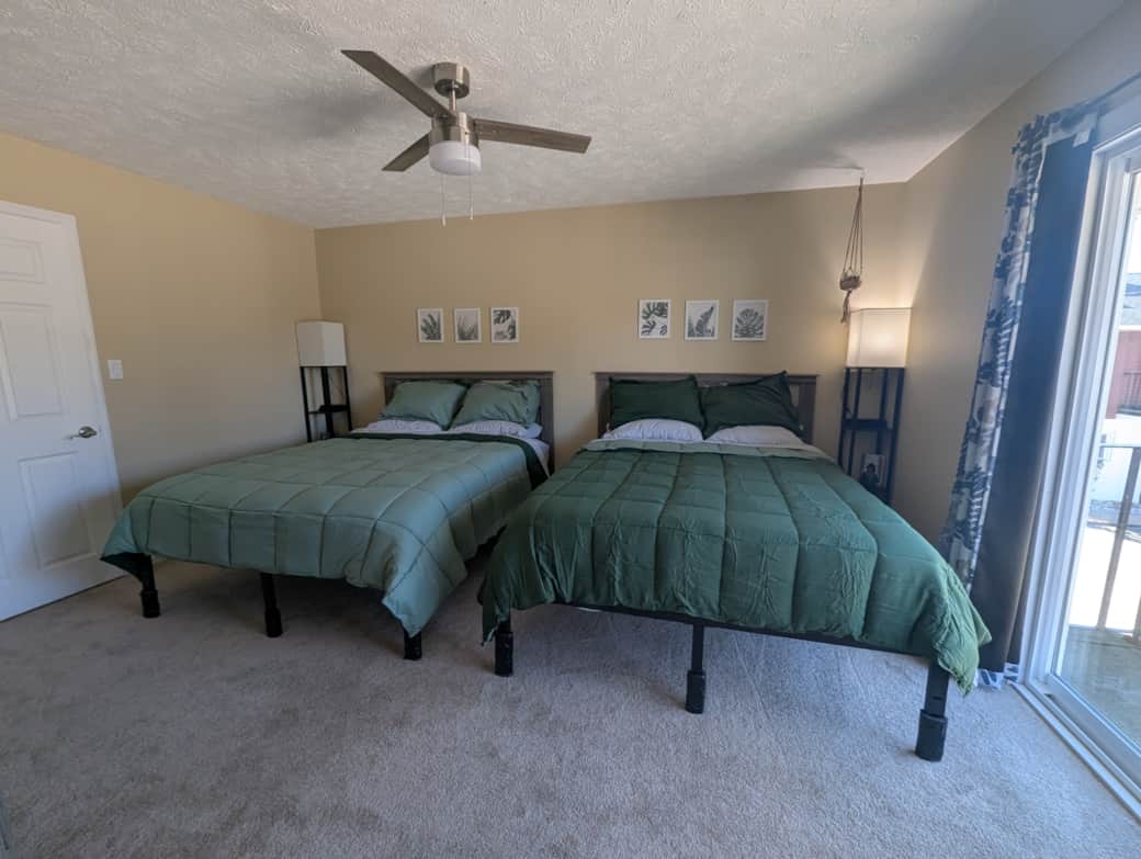 2 queen beds and a balcony