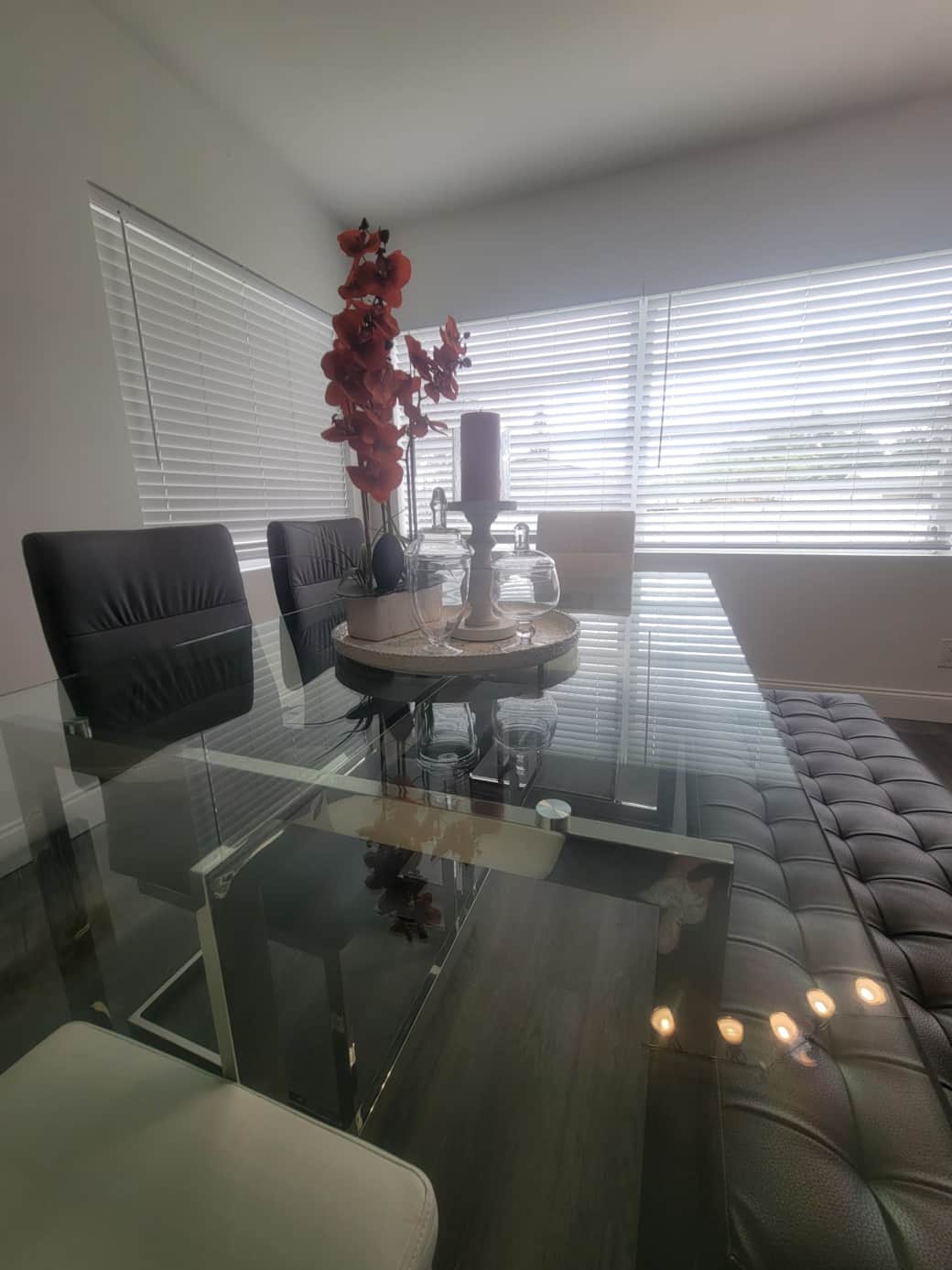 Stylish and spacious dining table for 6 with decorative details. Lakeland, FL Stylish and spacious dining table for 6 with decorative details. Lakeland, FL