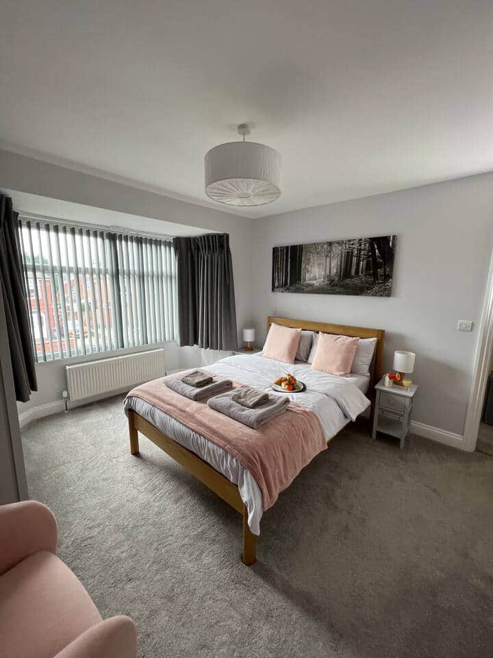 Large bedroom with TV and en-suite.