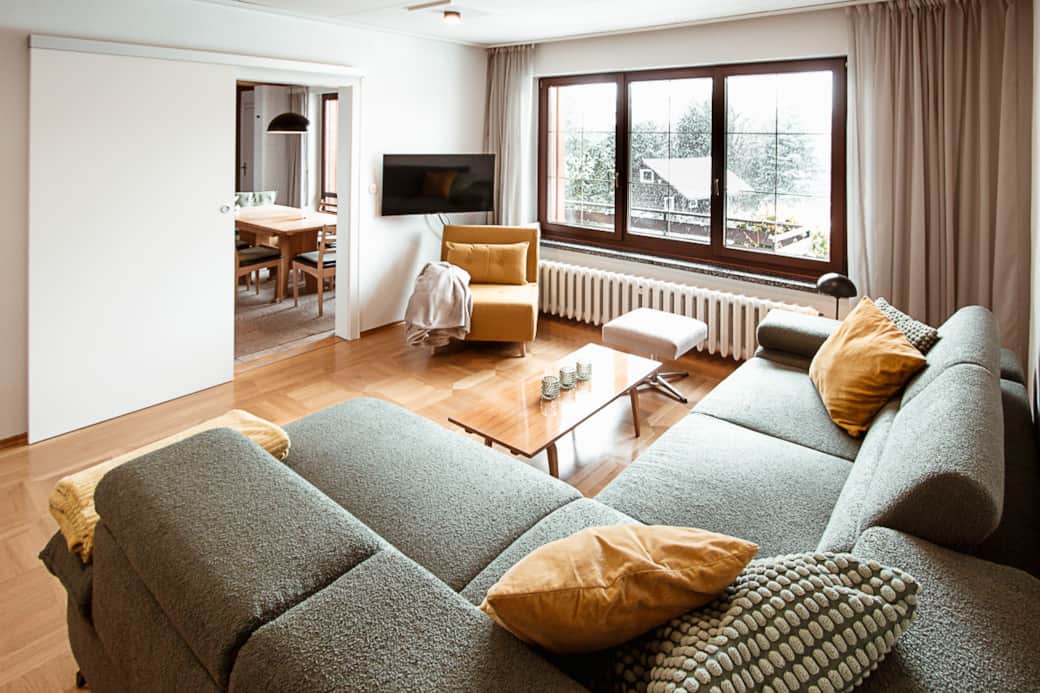 gemütliches Wohnzimmer mit TV und Gartenblick gemütliches Wohnzimmer mit TV und Gartenblick