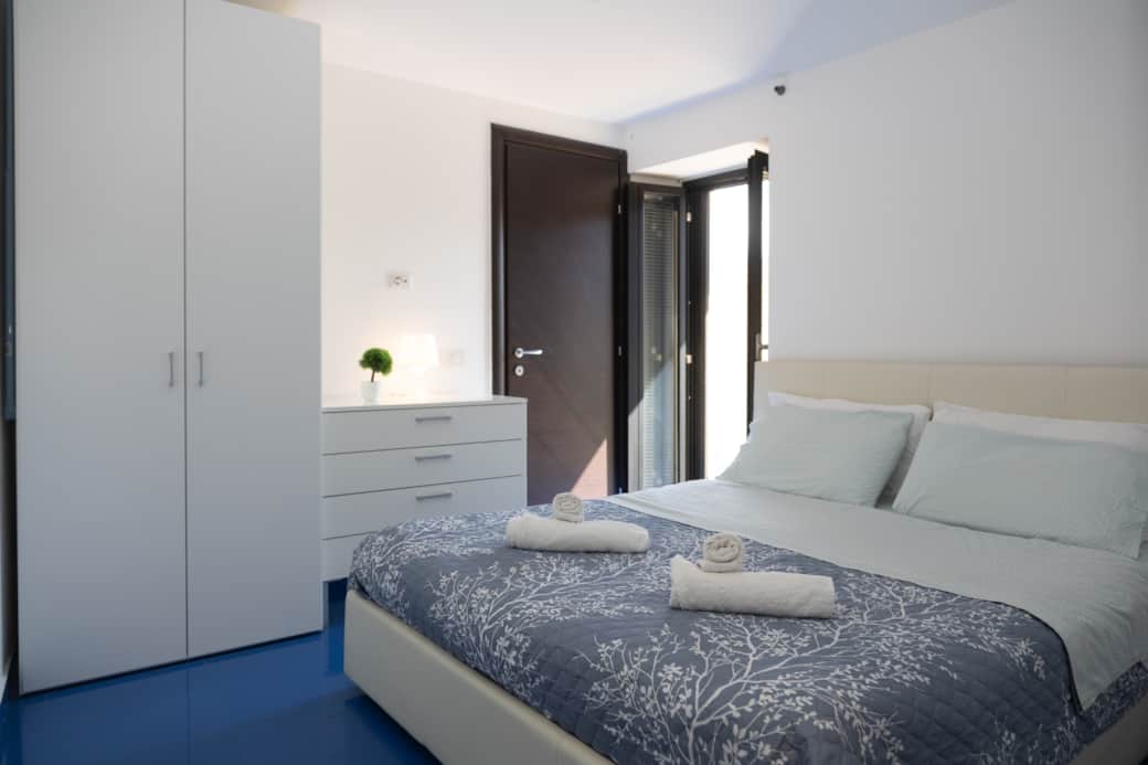 Camera matrimoniale luminosa con porta finestra Camera matrimoniale luminosa con porta finestra