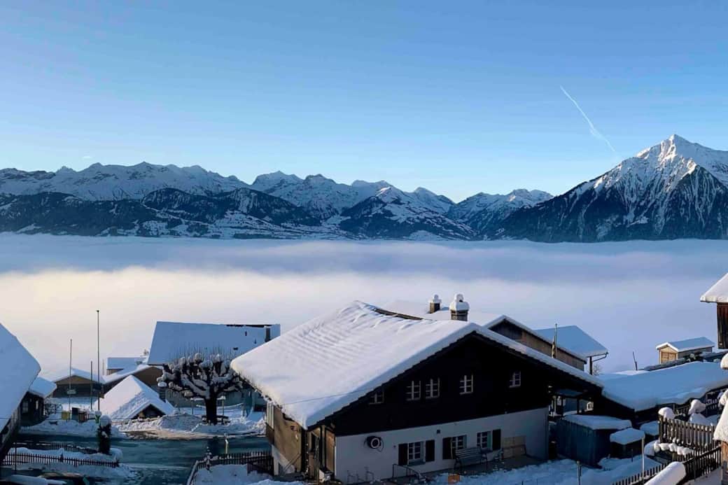 Das Chalet liegt über dem Nebel und man kann die hohen Berge des Berner Oberlandes sehen... auch Jungfrau und Mönch.