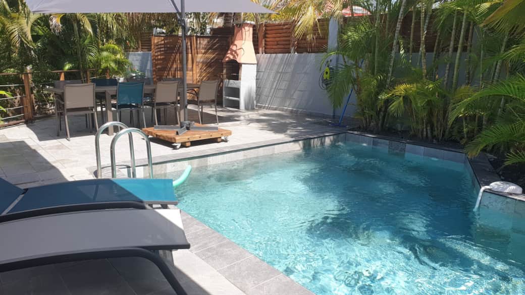 Piscine privée et terrasse ensoleillée, avec transats et espace repas extérieur - VILLA ZEINGA Piscine privée et terrasse ensoleillée, avec transats et espace repas extérieur - VILLA ZEINGA