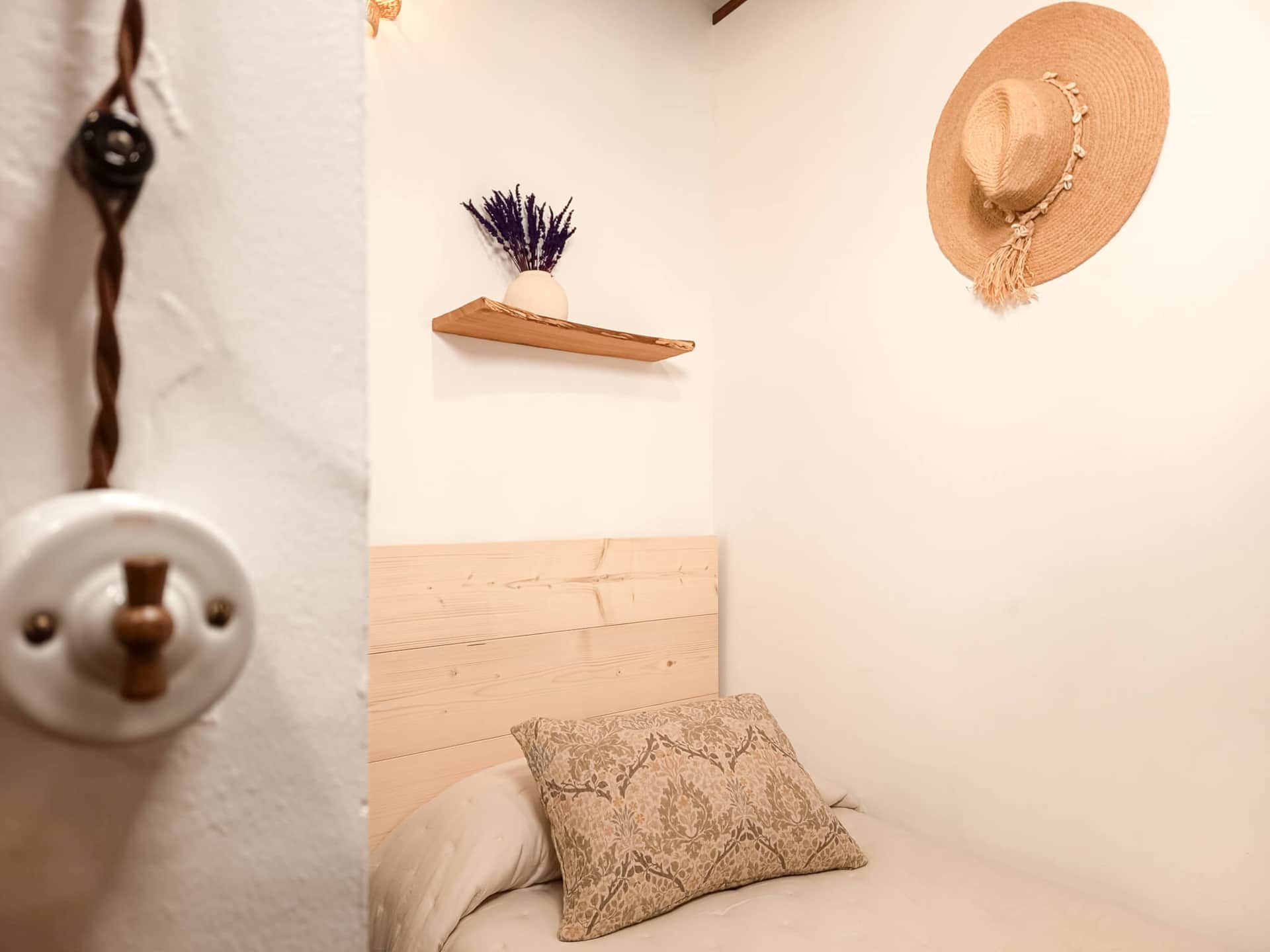 Detalle del dormitorio individual de La Casita de Ale en Polán con decoración acogedora