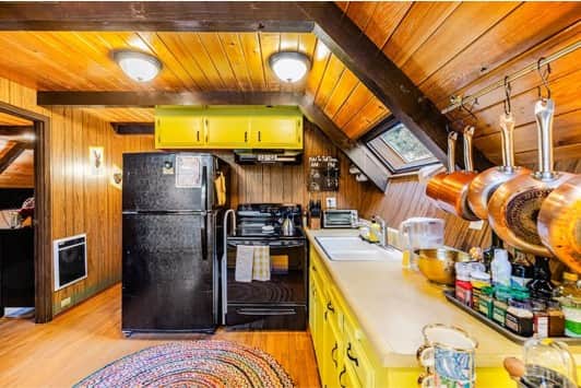 -Fully-stocked with ceramic-coated pots and pans-Non-toxic, fragrance free hand and dish soaps. -Fully-stocked with ceramic-coated pots and pans-Non-toxic, fragrance free hand and dish soaps.