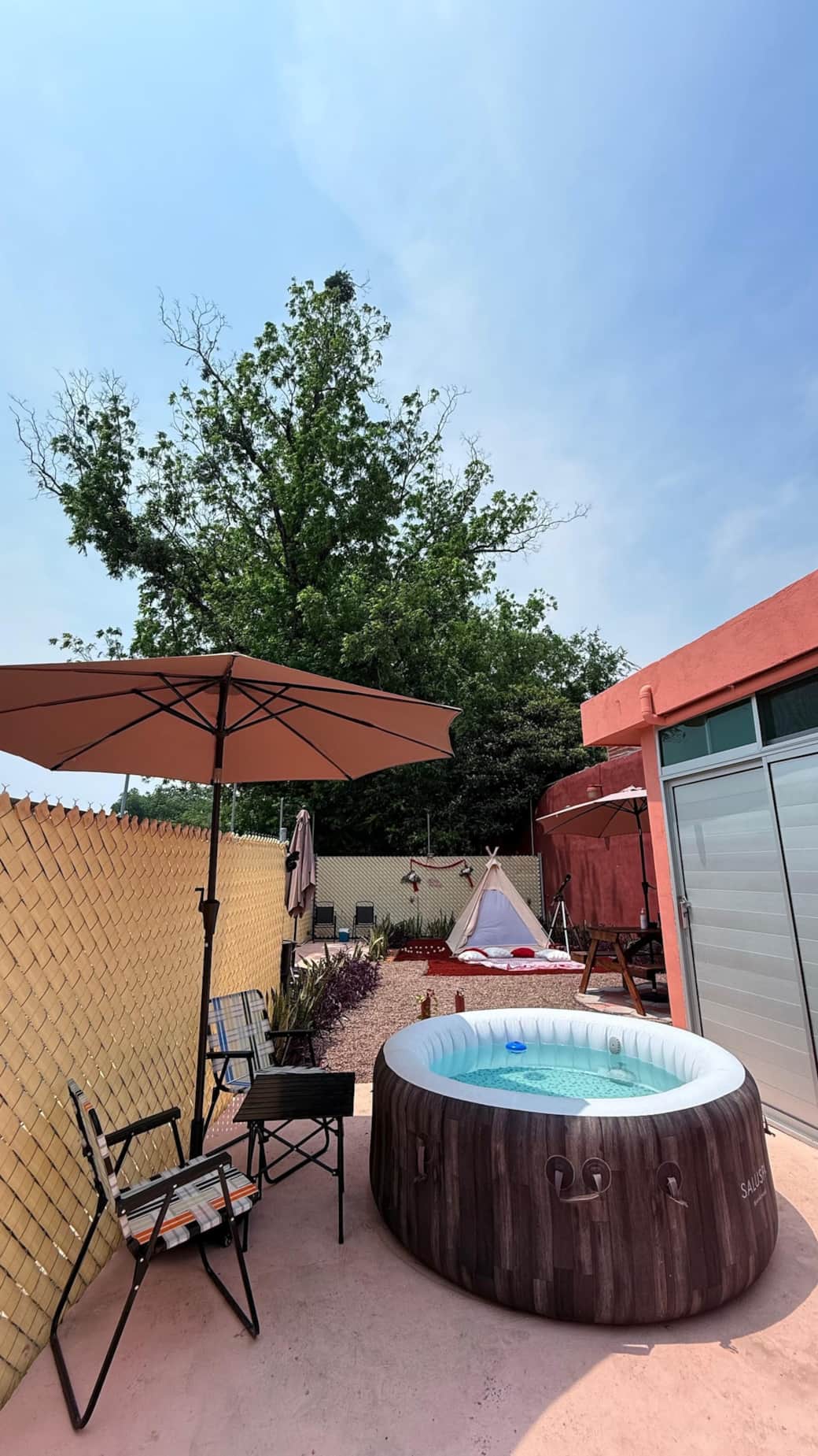 Jacuzzi con burbujas y opción de agua caliente o fresca. 