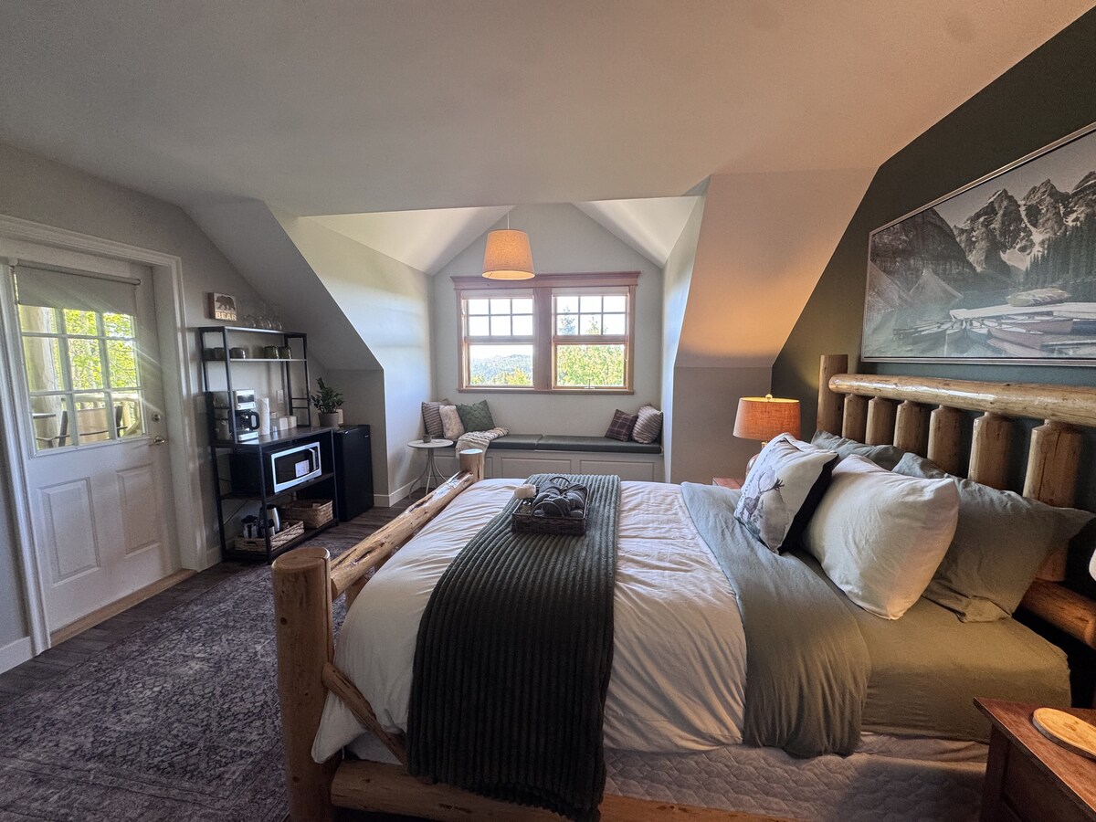 Elk Ridge — queen log bed with balcony access