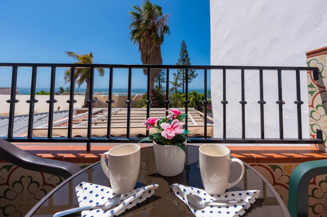 Petit-déjeuner avec vue sur la Méditerranée dans un appartement de vacances à Nerja